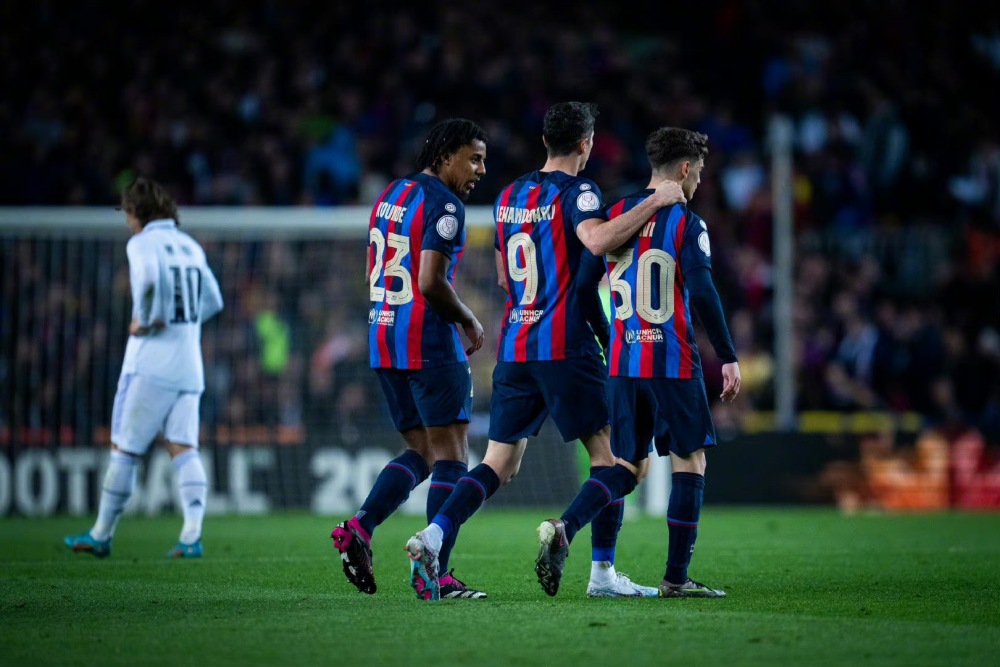 包含日本横扫荷兰，特尔施特根完成帽子戏法的词条