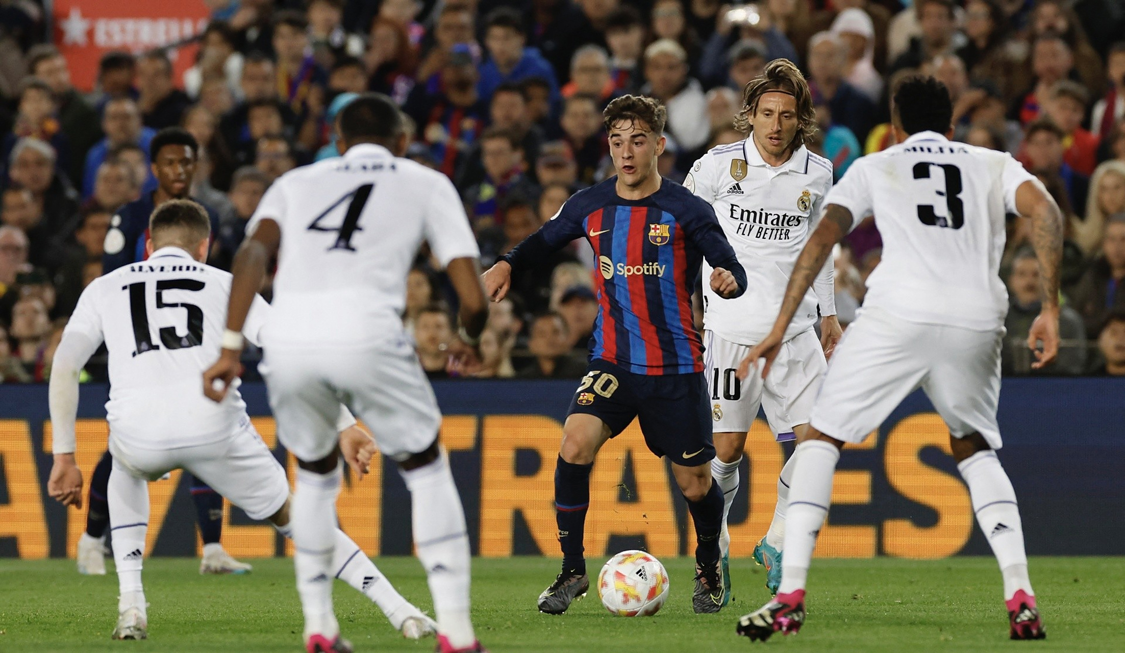 马德里竞技血洗皇马，本泽马完成帽子戏法的简单介绍