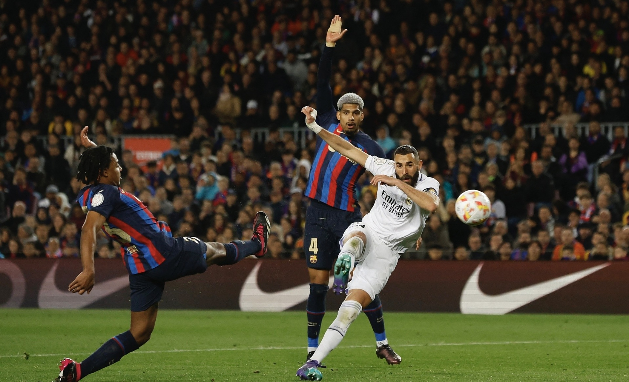 马德里竞技血洗皇马，本泽马完成帽子戏法的简单介绍