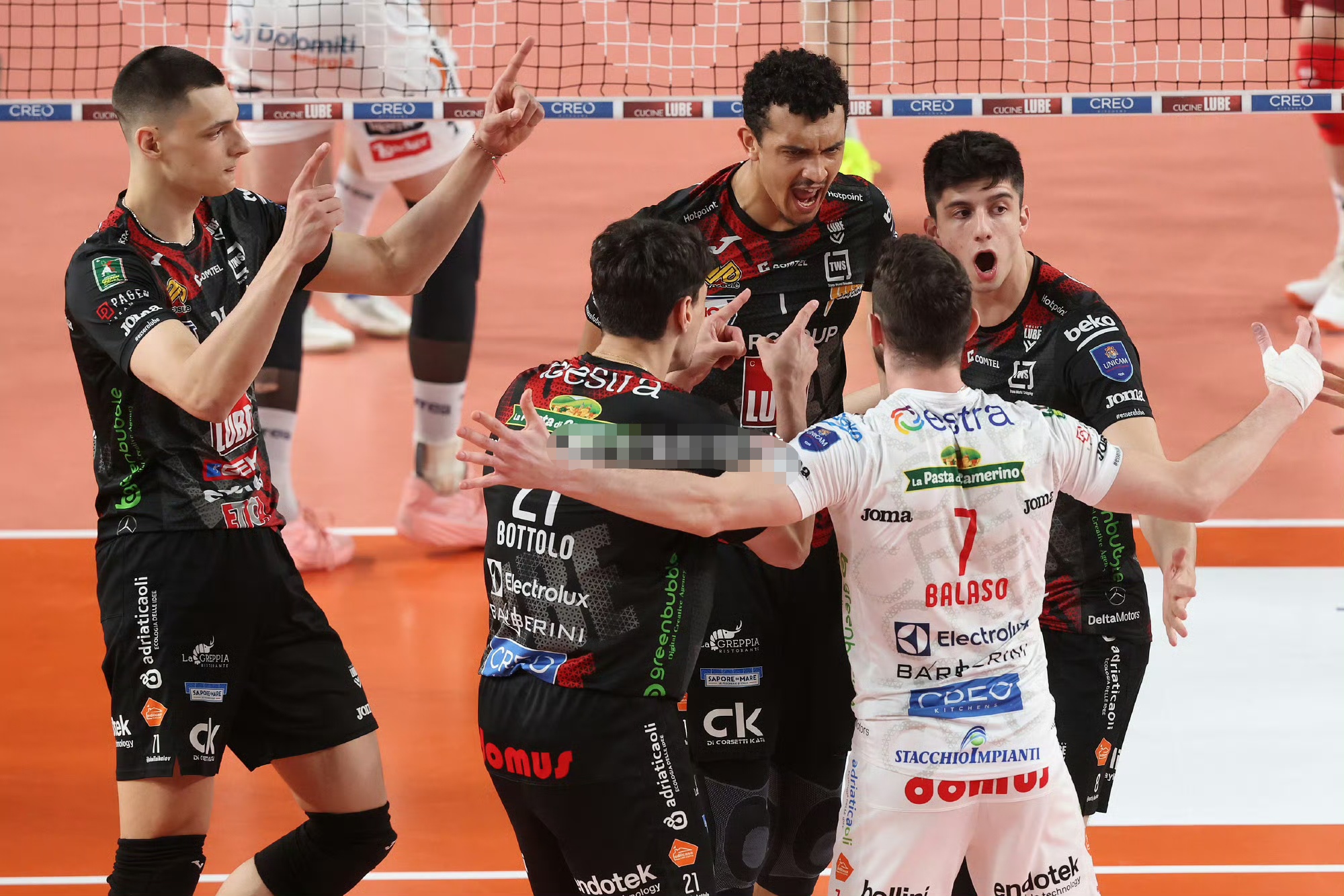 意大利队防线稳固进攻火力强大，备战下一场比赛的简单介绍