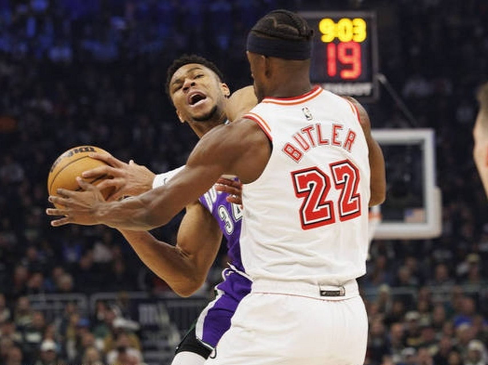 雄鹿主场大胜热火,东部前两领先一步 雄鹿主场大胜热火,东部前两领先一步