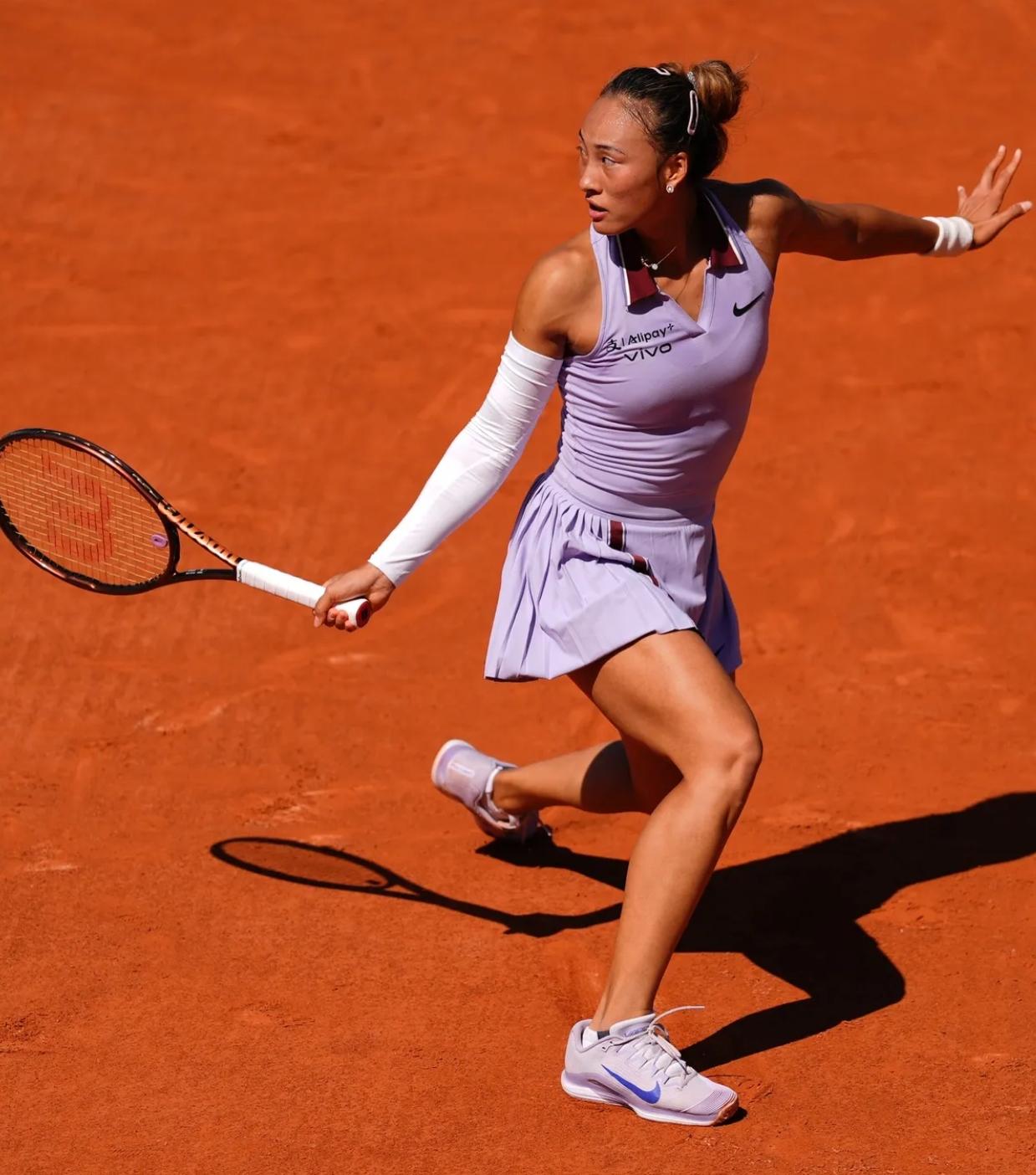 冷静应对,女足球员在比赛中披荆斩棘的简单介绍 冷静应对,女足球员在比赛中披荆斩棘的简单介绍