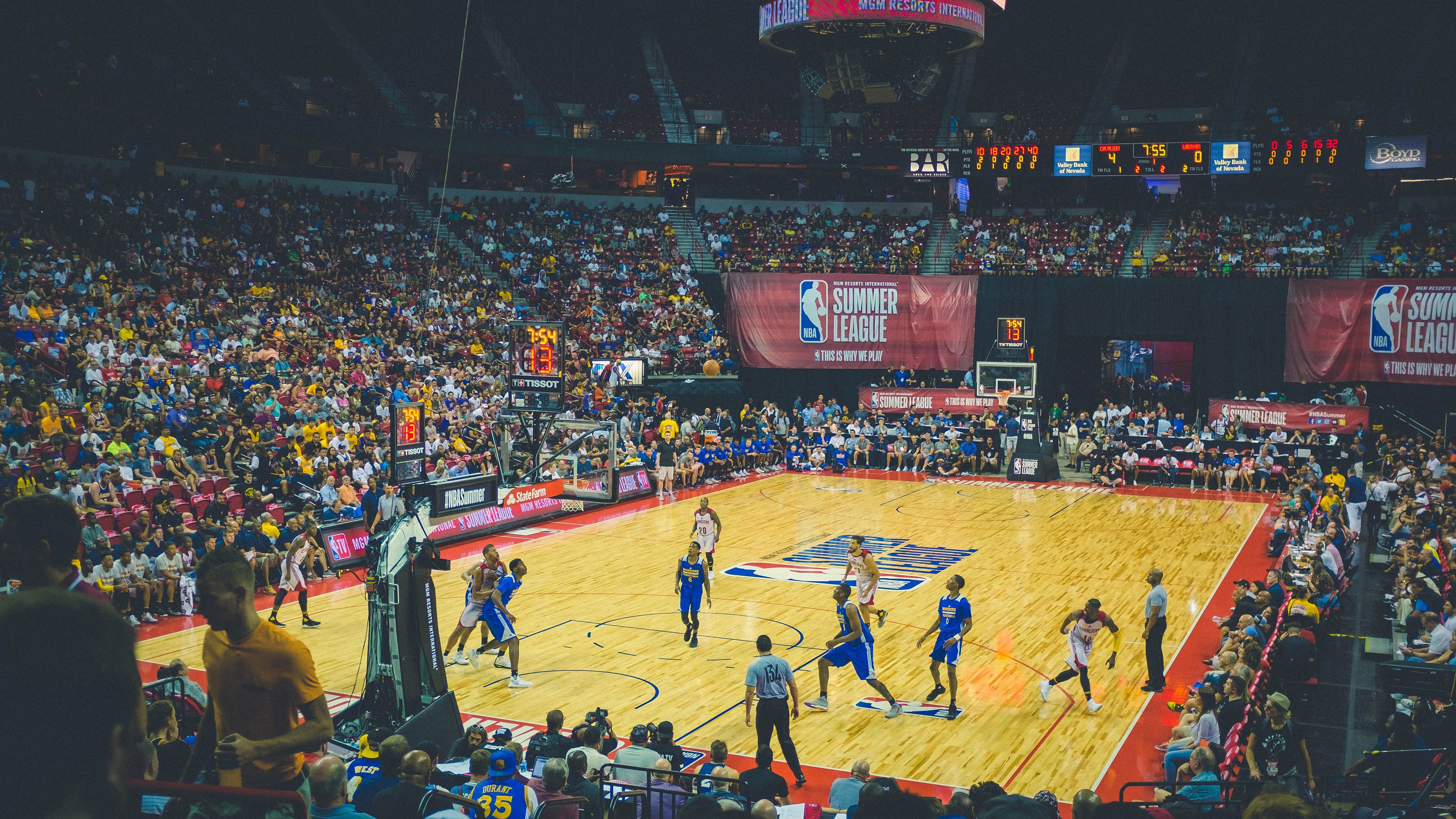 雄鹿铁蹄碾碎勇士体系，布克关键回合诠释何为大心脏