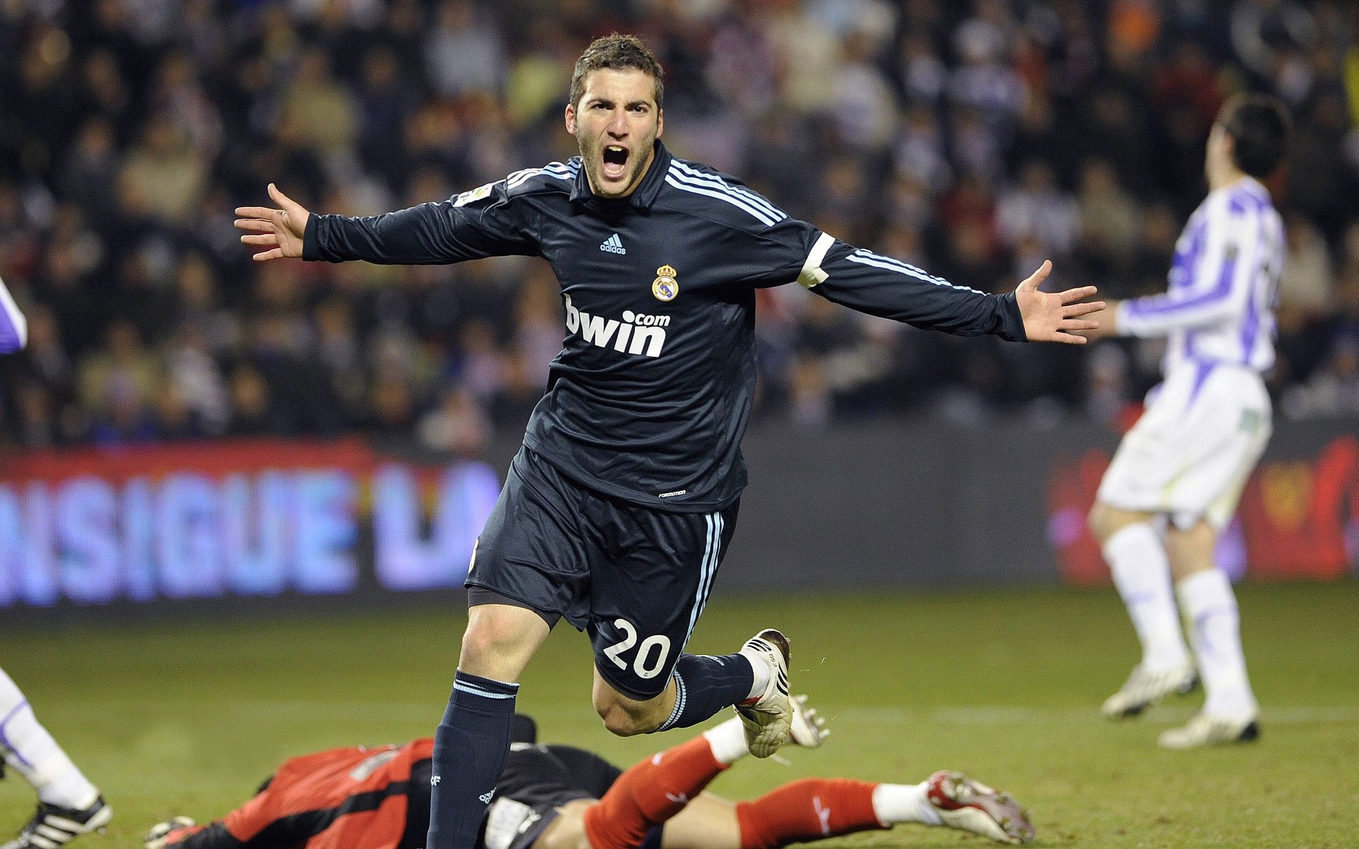 富安健洋防线定海神针,巴萨险胜曼城背后的战术博弈